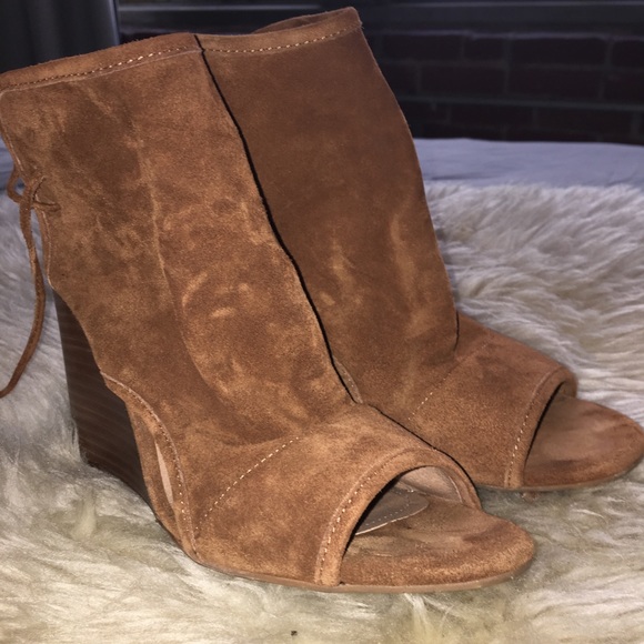 Tahari suede wedges - Picture 2 of 4